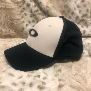 Like new Oakley hat